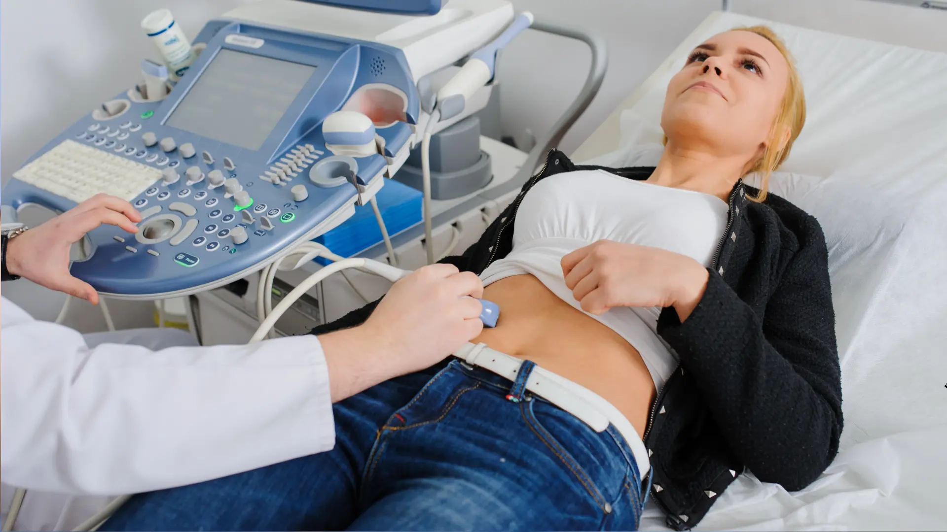 Usługa USG jamy brzusznej w CM Femmemedica